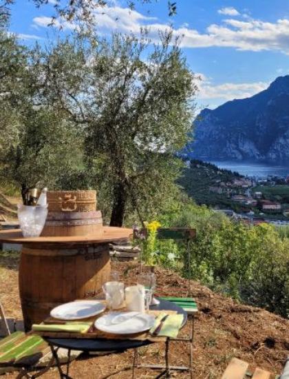 Tavolo rustico con vista su montagne e lago.