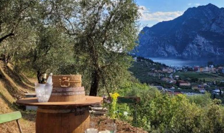 Tavolo rustico con vista su montagne e lago.