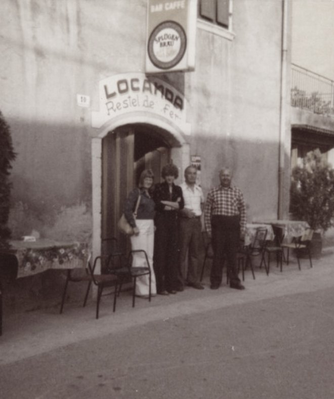 Gruppo di persone davanti alla locanda 'Restel de Fer', anni '70.